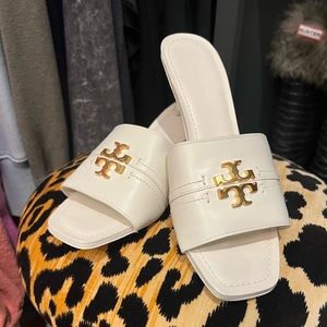 New with box Tory Burch ivory brass logo Everly Kitten Heel leather sandal 8